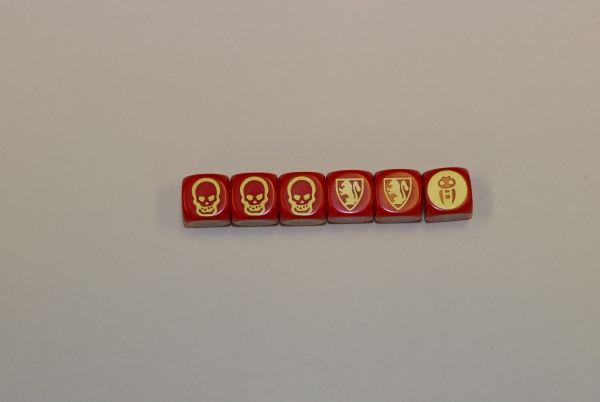 Rote HQ- Würfel mit goldenem Druck